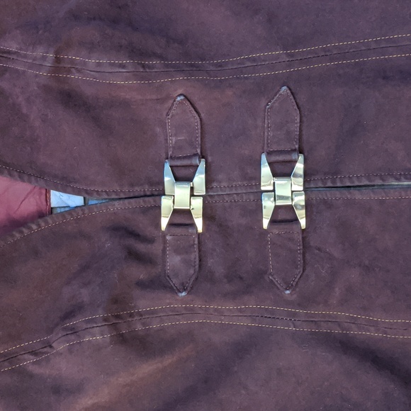 Vintage 60's faux suede vest with brass clasp closure - Picture 6 of 7